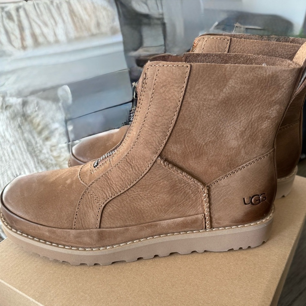 UGG women’s deconstructed zip boot size 7